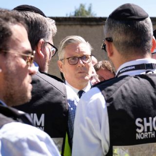 Acusan a tres hombres en Reino Unido de haber incendiado propiedades del primer ministro Starmer