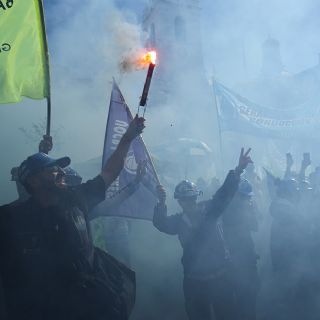 Trabajadores argentinos protestan en Buenos Aires contra la reforma laboral de Javier Milei