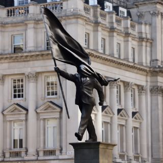Banksy confirma autoría de estatua de un hombre que cegado por una bandera da un paso al vacío