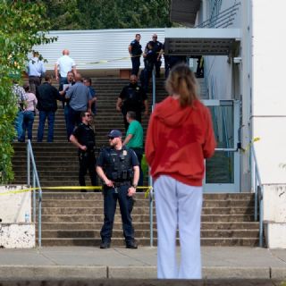 Apuñalamiento masivo en secundaria de Washington deja seis heridos
