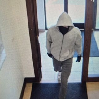 Matan a dos empleados en robo a banco en Kentucky; sospechoso sigue prófugo