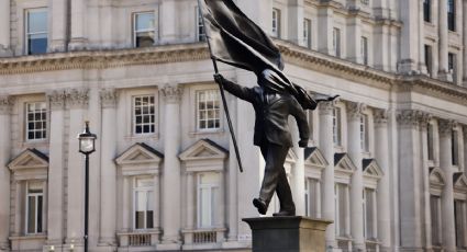 Banksy confirma autoría de estatua de un hombre que cegado por una bandera da un paso al vacío