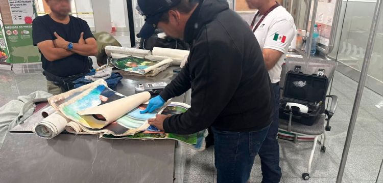 Detienen a extranjero que transportaba presunta cocaína en lienzos de fotografía dentro del AICM