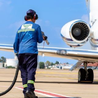 Conflicto en Medio Oriente eleva los precios del combustible y afecta a aerolíneas de EU