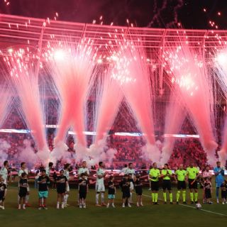 Messi le aplaudió: Marc Anthony canta el Himno de EU en el estreno del estadio del Inter Miami