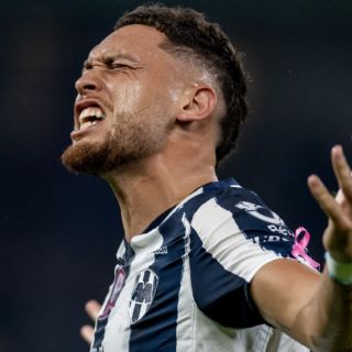 Lucas Ocampos, delantero del Monterrey, desaira a la afición de Rayados con un 'corte de manga'