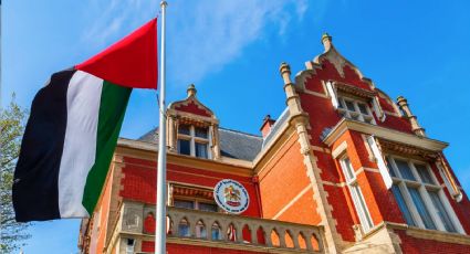 Manifestantes retiran la bandera y apedrean la embajada de Emiratos Árabes en Damasco