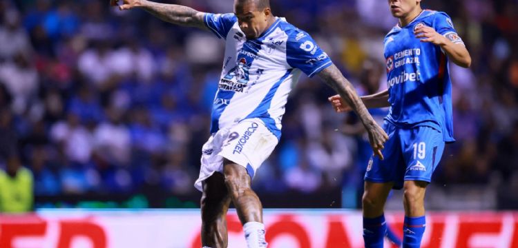 Cruz Azul sufre la contundencia de Robert Kenedy y pierde el invicto en casa ante el Pachuca