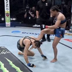Peleadora de UFC propina brutal patada a su rival cuando estaba en la lona y se desata polémica sobre si era o no legal