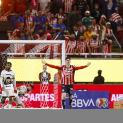 ¡Con polémico penalti! Chivas rescata agónico empate ante Pumas con doblete de 'La Hormiga' y salva su invicto como local