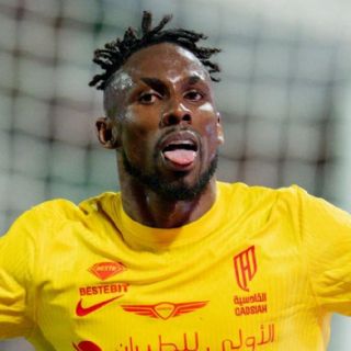 ¡Imparable! El mexicano Julián Quiñones anota doblete y es nuevo líder de goleo de la Liga de Arabia