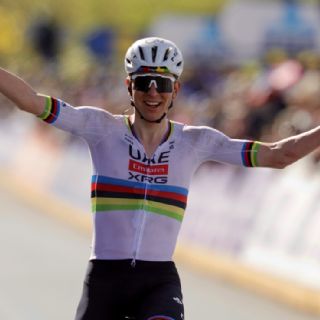 Tadej Pogacar le gana el paso a un tren y conquista de forma polémica el Tour de Flandes