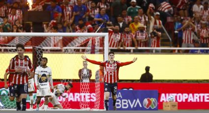 ¡Con polémico penalti! Chivas rescata agónico empate ante Pumas con doblete de 'La Hormiga' y salva su invicto como local