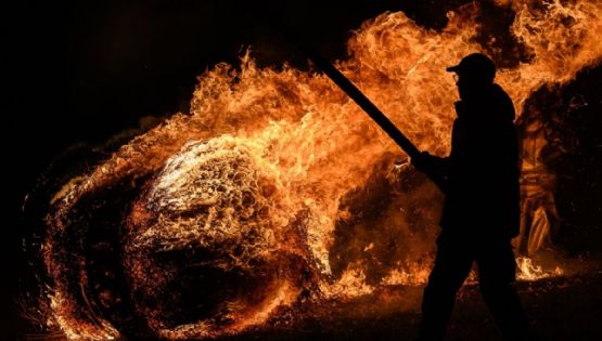 La resurrección de Jesucristo, el conejo que pone huevos y la carrera de bolas de fuego tienen orígenes similares