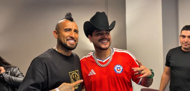 Eduin Caz recuerda el 7-0 de Chile ante México junto al futbolista Arturo Vidal en un concierto