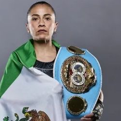 La boxeadora mexicana Irma 'Torbellino' García, quien también es policía, noquea a su rival y retiene su título mundial