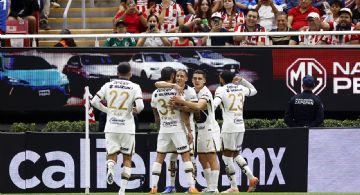 ¡Todo se derrumbó! Autobús de Pumas los deja 'tirados' en Guadalajara; el equipo cruza a pie el Periférico y piden taxis