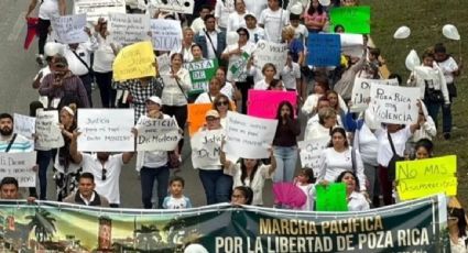 "Nos tiene hartos la violencia": marchan para exigir justicia por asesinato del exdirector de hospital en Poza Rica