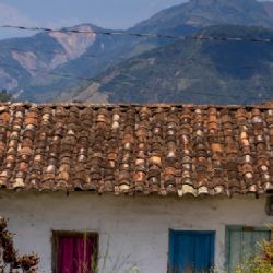 Ataque con drones en Colombia: se desata incendio en viviendas campesinas y hay al menos cuatro heridos