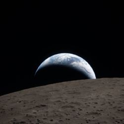 Artemis II deja la gravedad de la Luna tras lograr acercarse más de lo previsto