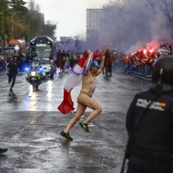 Aficionado corre y se 'pasea' desnudo en la calle previo al duelo de Champions entre Real Madrid y Bayern; se le escapó a la policía