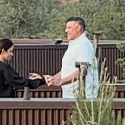 Cachan al coach de los Patriots, Mike Bravel, con una reportera del NY Times: ambos son casados