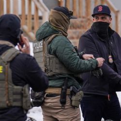 Agentes del ICE disparan y hieren a un conductor al tratar de huir en California