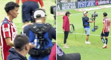 Richard Ledezma, jugador de Chivas, reclama a un camarógrafo que pasa cerca de él al salir de cambio; lo llaman “mareado” en redes sociales