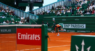 Medvedev destroza su raqueta furiosamente entre burlas del público y la deposita con delicadeza en un bote de basura