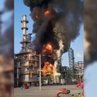 Imágenes dejan ver la magnitud del incendio en Dos Bocas; Sheinbaum asegura que está bajo control