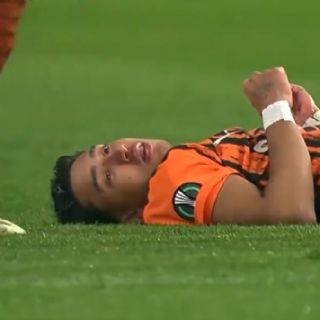 ¡Dramático momento! Jugador del Shakhtar se golpea la cabeza contra el césped y termina conmocionado