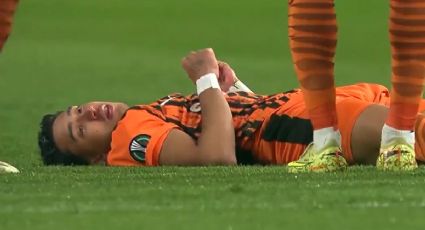 ¡Dramático momento! Jugador del Shakhtar se golpea la cabeza contra el césped y se conmociona en la Conference League