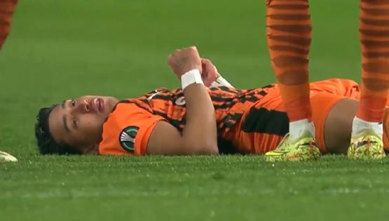 ¡Dramático momento! Jugador del Shakhtar se golpea la cabeza contra el césped y se conmociona en la Conference League