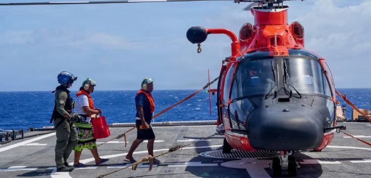 Familia pasa siete días perdida en el Pacífico; Guardia Costera de EU los localiza y rescata