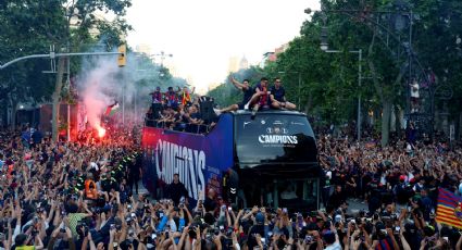 “Gracias a Dios no soy madridista”: Barcelona festeja el título de Liga ante 750 mil personas y se burla del Real Madrid con guantes de box y balones de playa