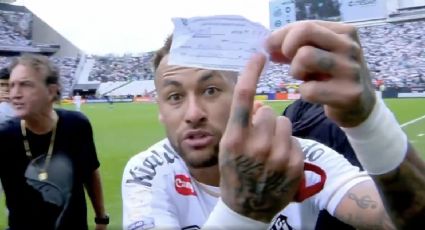Insólito: Neymar sale de cambio con el Santos por error del cuarto árbitro y furioso muestra la papeleta correcta a la TV