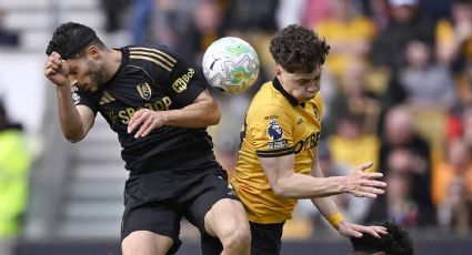 ¡Para enchinar la piel! Raúl Jiménez, delantero del Fulham, recibe ovación de pie de la afición del Wolverhampton en su regreso al Molineux