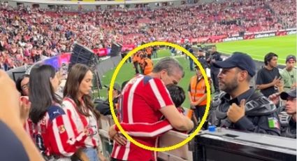 ¡Abrazo del alma! Diego Campillo, defensa de Chivas, rompe en llanto con su papá tras 'participar' en el gol de Cruz Azul que los eliminó