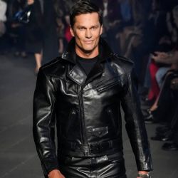 Figura: Tom Brady, máximo ganador de la NFL, debuta en pasarela de Nueva York como modelo de Gucci