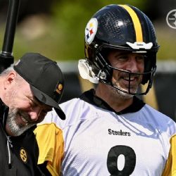 Aaron Rodgers renueva a los 42 años por una campaña con los Steelers para reunirse con el único coach con el que ganó un Super Bowl
