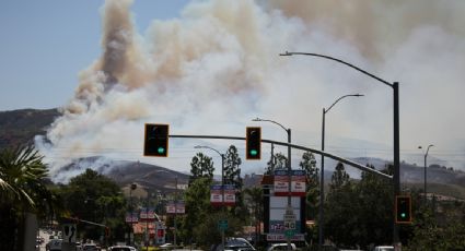 Más de 20 mil personas bajo orden de evacuación por incendio al sur de California; prevén fuertes vientos