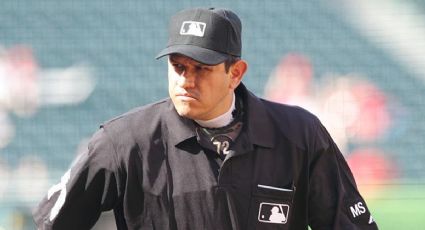 El umpire mexicano Alfonso Márquez recibe pelotazo en la careta a 152 km/h y se retira del Braves-Marlins doliéndose de la mandíbula