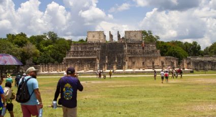 Turistas confrontan a dos personas que escalaron la pirámide de Kukulkán en Chichén Itzá
