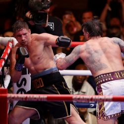 Hubo polémica: Oleksandr Usyk noquea a Rico Verhoeven para ganar el título de los pesos pesados