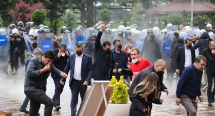 Policía ingresa por la fuerza a la sede del principal partido opositor de Turquía para desalojar a dirigentes destituidos