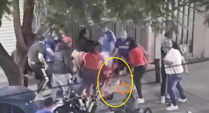 Aficionados de Cruz Azul propinan brutal golpiza a un hombre en la Colonia Juárez: lo dejan inconsciente y lo rematan en el suelo