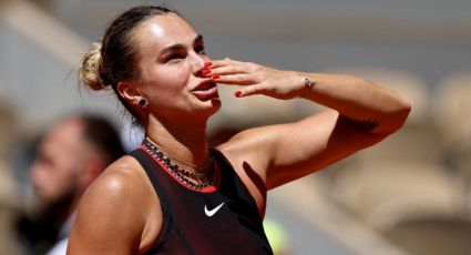 Aryna Sabalenka responde a críticas por usar un collar de diamantes en su debut en Roland Garros: “Si me veo bien, juego mejor”