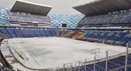Parecía Islandia: El Estadio Cuauhtémoc de Puebla se pinta de blanco tras fuerte granizada