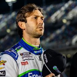 El piloto mexicano Daniel Suárez es felicitado por Verstappen, su concuño, tras ganar la Coca Cola 600 de Nascar: “Max apareció en videollamada”