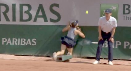 ¡Golpazo! Tenista se lesiona en Roland Garros tras tropezar con un cartel publicitario y estrellarse contra la lámina